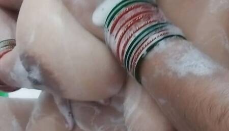 Aaj bhabhi ko nahate hoye dekh lund khadra ho gaya