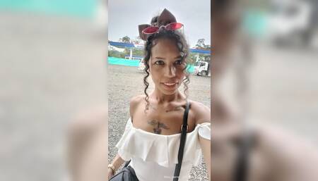 MammiLau se calienta y se masturba en un autobus transporte publico
