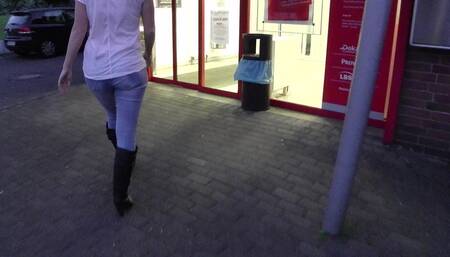 Jeans pi** vor Geldautomat in der Bank