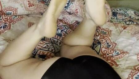 Newcomer Payton Malone posing her soles in Bed