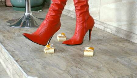 23luj Victoria crushes pieces of cake (mp4-FHD)