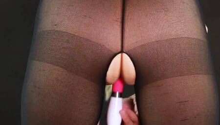 Gestern habe ich ein wenig mit einem Vibrator gespielt. Ansicht von hinten im Catsuit.