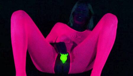 Dildo-Spiel im Schwarzlicht mit pinkem Catsuit.