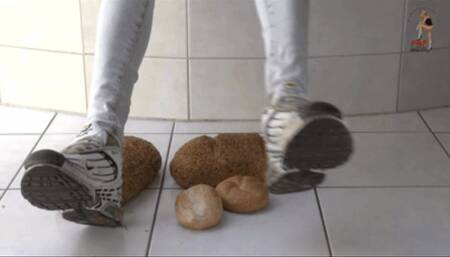 Bread under Christins Sneakers