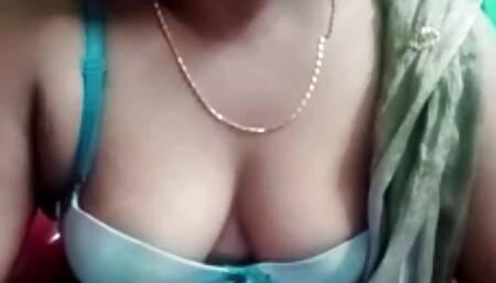 AUNTY KE BOOBS OR NIPPLES BHOT HOT HAI STEP SON CHUS RHA HAI