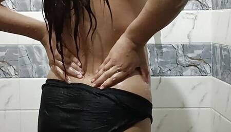 Bade duudh wali bhabi ko pakda bathroom me