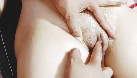 Desi ladki Spa me massage karvane gai vaha massage karne vale ladke ne choda ladki ko Doggy style me