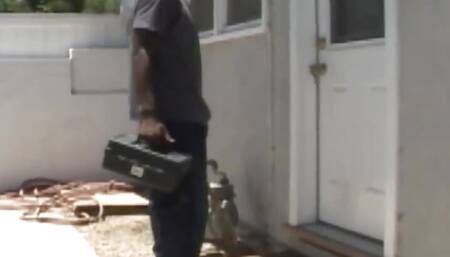 Handyman With BBC Shows up Right in Time for Deep Cleaning of a Mature Snatch