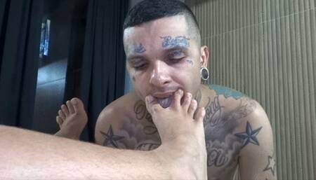 KNEEL ON BORDER OF BED FO SUCK MY TOES AND WORSHIP MY FEET