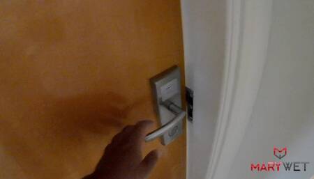 Kleine Schlampe betrügt ihren Freund im Urlaub!