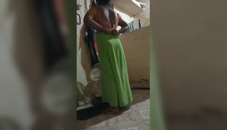 deshi aunty saree change & showing pussy
