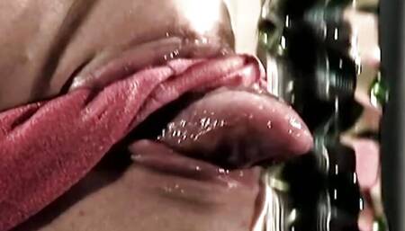 The sight of a hot mature bum and pussy in the mirror is priceless