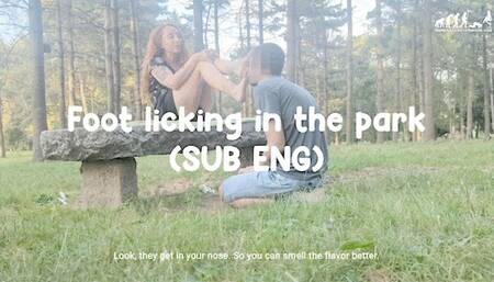 Foot licking in the park - Leccapiedi al parco [MOBILE] [SUB ENG]