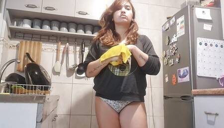 Mommy masturbates when she notices the camera