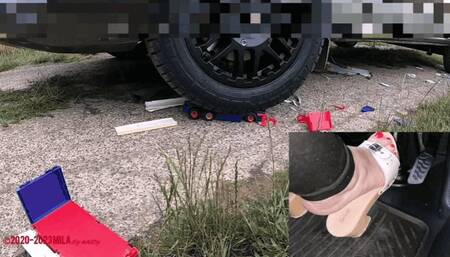 Mila - Stranger with toys - pedal view