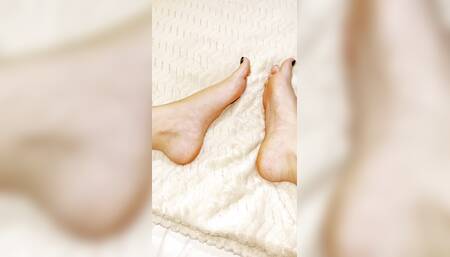 This slut jerks me off with her beautiful feet and cum her toes