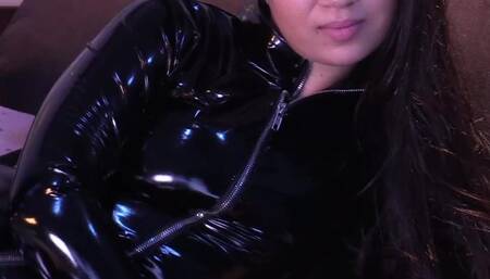 In my black latex oufit using my fuckmachine and my domi toy I cum and make a big squirt