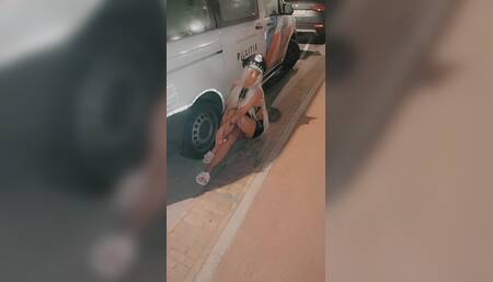 Stoute agente speelt tijdens werktijd ????????????‍♀️