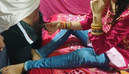 Chachi ki ladki ko chut me ungle karte hua pakad liya  cousin ne