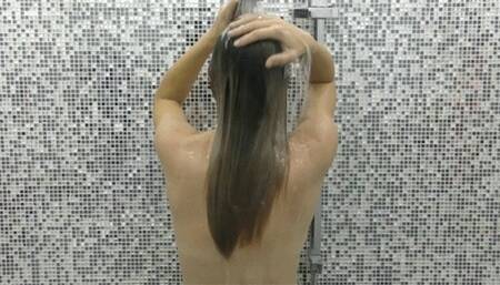 You wash your hair in the bathroom under the shower MP4 FULL HD 1080p