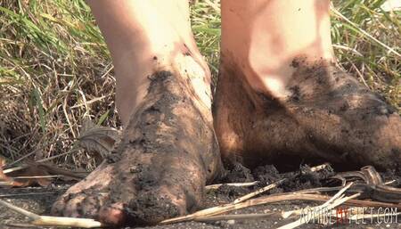 Naughty girl Titi gets her feet dirty (4K)