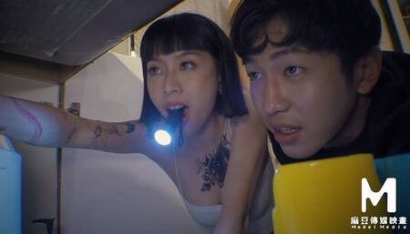Interracial Asian sex with a long-legged brunette girlfriend Yue Ke Lan