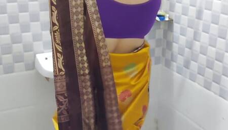 Yellow Saree Mein Apni ko Nahate Dekh Kr Raha Nahi Gya To Unko Bathroom Mein Hi Ghus Kar Tang Utha Kr Choda