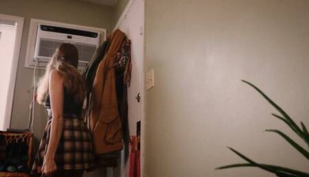 Giantess finds little pumpkin man