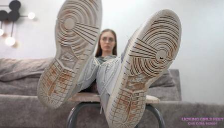 DORI - My feet are sweat-flavored candy to you! (4K)