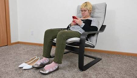 Dylan dangles their flats (720)