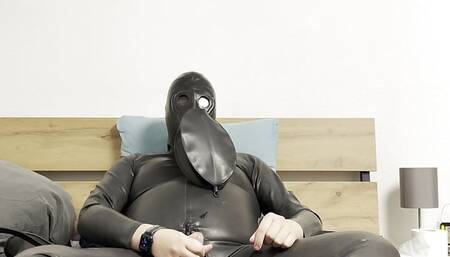 Hendrik Gransow in rubber latex suit and gasmask jerks off and breathplay