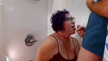 Andy gets a nice closeup of Liza pssing before cumming and pissing on her!