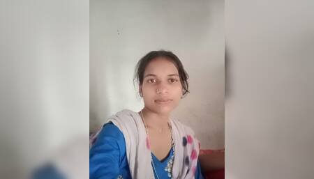 After sucking the penis of her friend, she went to the terrace, raised her legs and inserted the penis into her pussy.