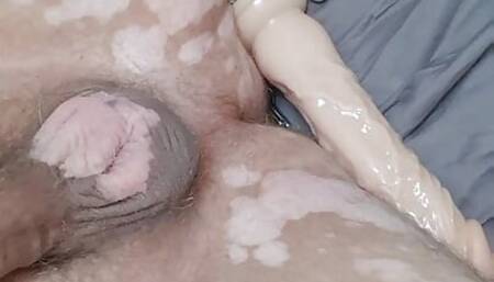 Key lost ? Oh no ! with a 9 inch dildo and an anal plug with vibration. I'm desperately trying to bring myself to orgasm!