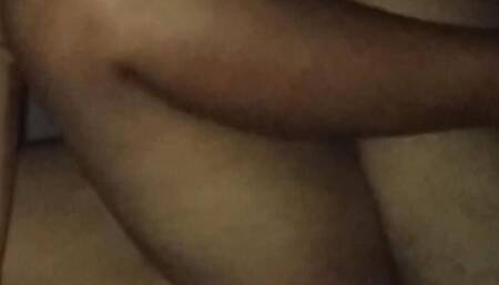 Desi aunty cheating her husband ! Sex karte waqt husband ne call kiya apni patni ko.