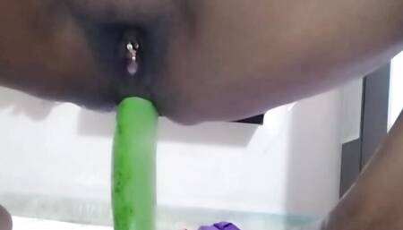 Indian Bhabhi Ne Lauki Se Gand Aur Chut Dono ko Phaad Diya.