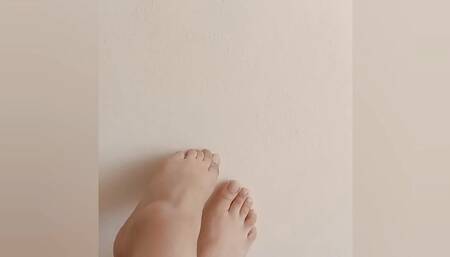 Imagine these feet on your shoulders ????