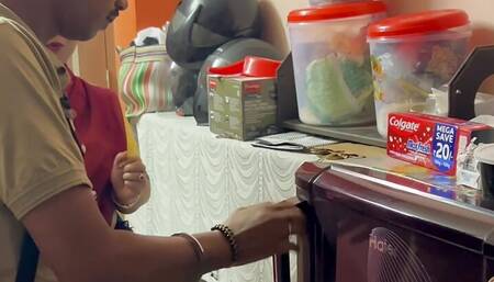 FRIDGE REPAIR KARNE AAKE  AAKELI BHABI KO CHOD DALA