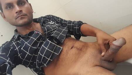 Aaj chut Marne ka man kya to bathroom me jaker muth mari