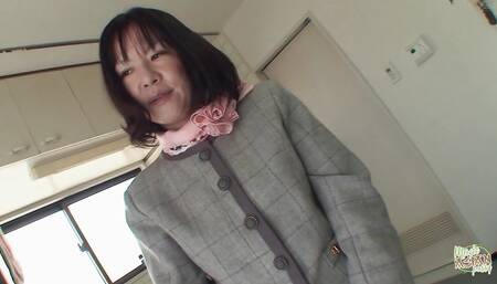 Makiko Nakane Is a Horny Asian MILF Who Likes Intense Solo Masturbation Before Oral Sex