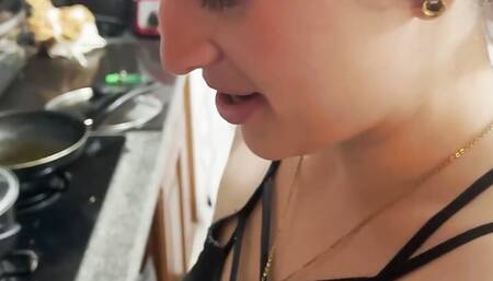 18 YEAR OLD GIRL FUCKS WHILE COOKING, SWALLOWS MILK AS PART OF THE RECIPE