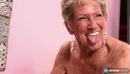 Awesome old lady Sandra Ann is sucking a massive cock