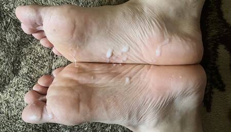 Cumming on Feet