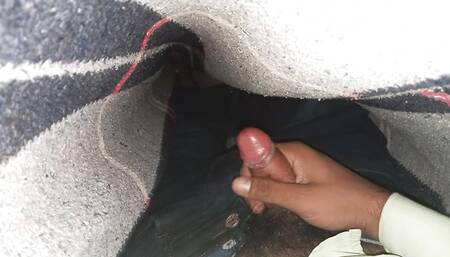 Thand me Mari mutth rajai ke andar Akele me Mari mutth bahut mja aaya aap logo ke sath me sex kerne me kitna maja aayega aap ko