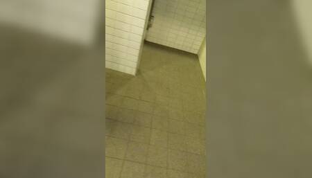 Wank in public toilett