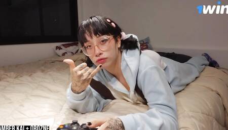 Otaku Girl Playing Minecraft and Blowjob Swallow Cum Ft. Amber Kai