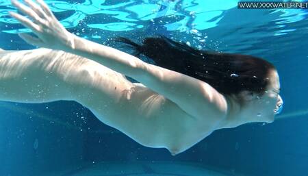 Russian petite tight babe Lincoln nude in pool