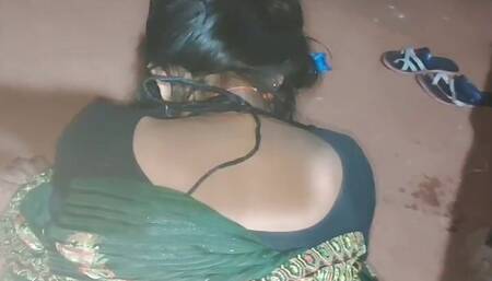 Biwi gai Bahar Padosan Ko Bulaya chodne ke liye kamre mein