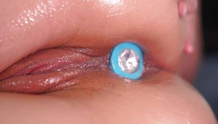 CLOSE UP OILERD TIGHT ASS