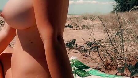 Wifey stuns a public beach with her perfect body and strips nude